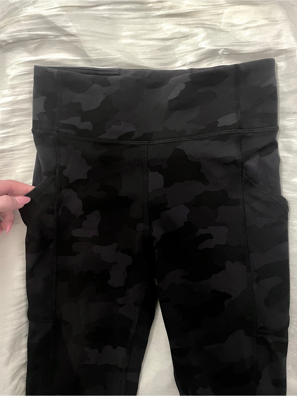 Lululemon Invigorate High-Rise Crop Leggings 25” in Incognito Camo, Size 6 - Picture 4 of 12